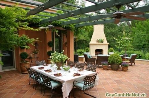 Thiết kế sân vườn cùng một chiếc bàn ăn ấm cúng 