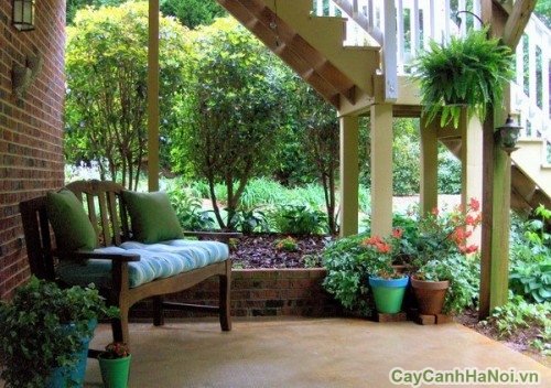 Một chiếc ghế thư giãn cùng thiết kế sân vườn